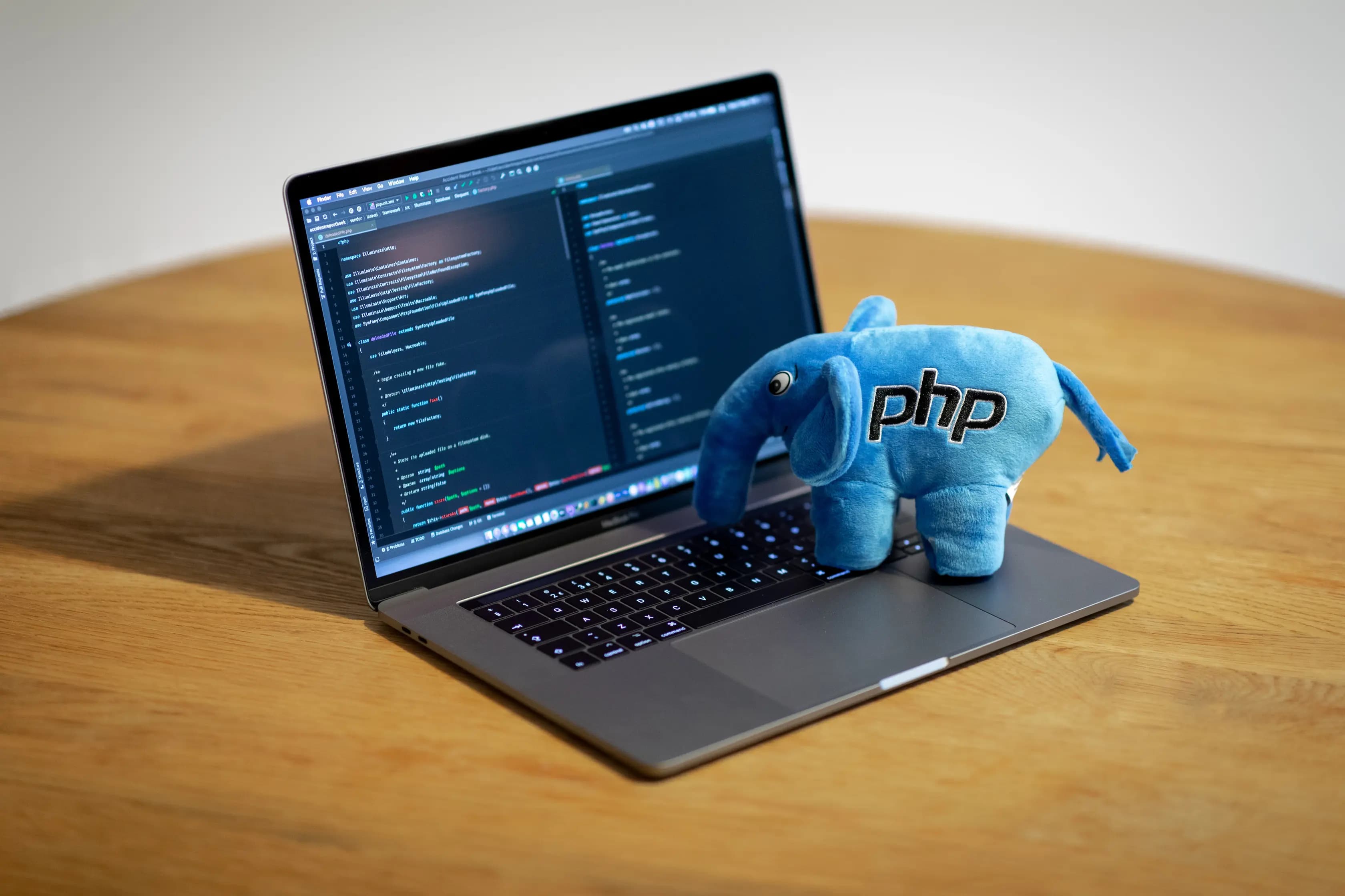 Blauwe PHP-olifant op een laptop met code op het scherm